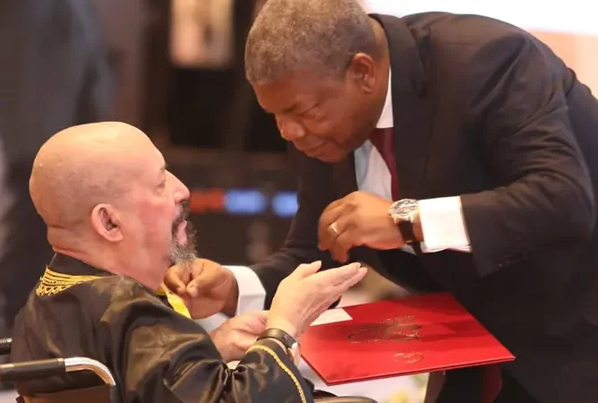 Perto de 250 cidadãos condecorados com a medalha dos 50 anos da Independência Nacional